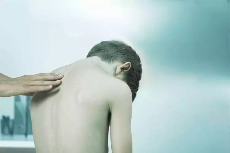 vergeture-dans-le-dos-adolescent-que-faire